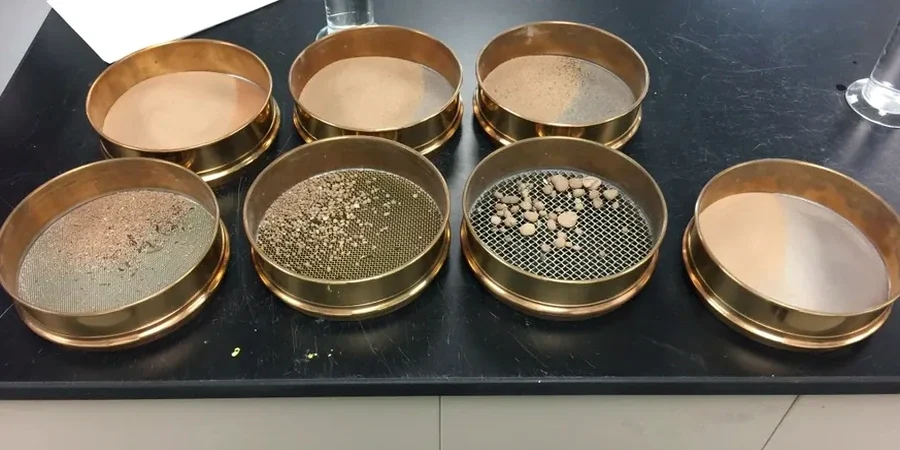 Korngrößenanalyse (Siebung + Hydrometer) in Kassel – DIN-gerechte Laborprüfung